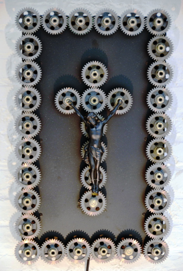 The black Jesus, sculpture Christ, gear wheels - Peter Keene, art contemporain
